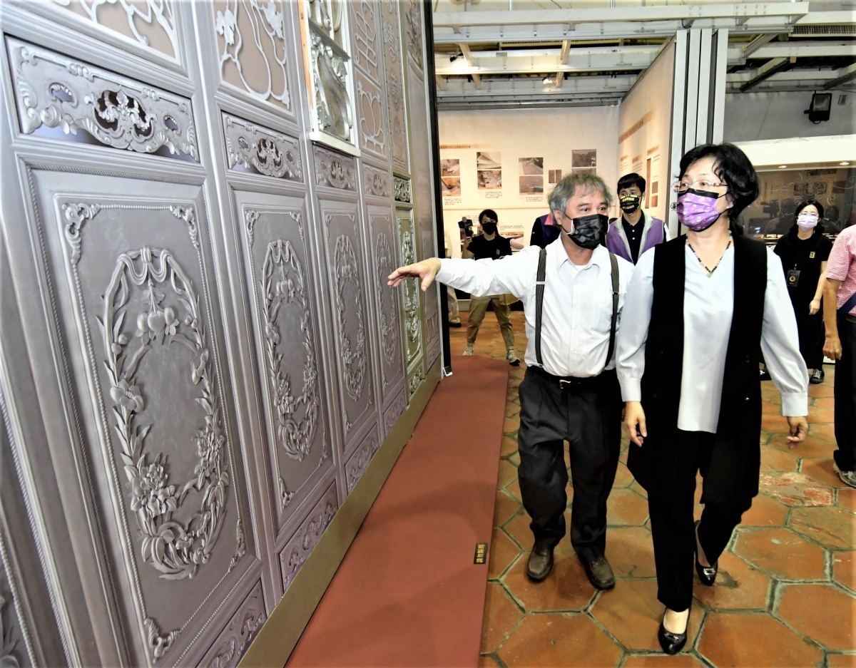 縣長王惠美參觀金銀廳格扇修復成果展。圖/彰化縣政府提供