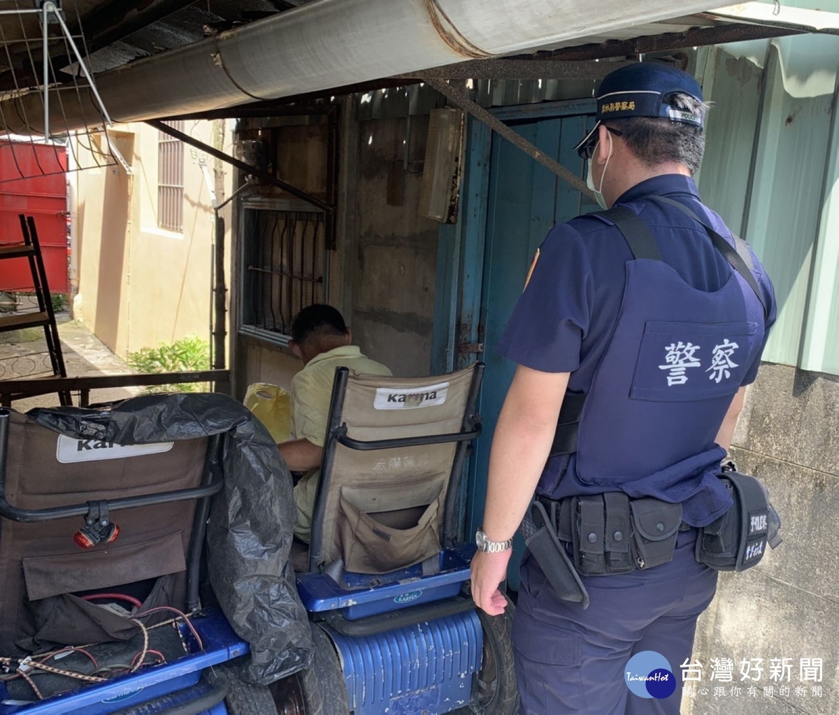 北港所警員龔柏方不忍電動車故障的身障民眾,獨自受困於街頭,頭頂烈日沿途打聽其住所,順利將男子平安送返家,深獲肯定讚許。