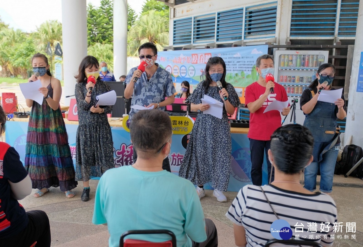 正聲廣播雲林台行動播音室在口湖遊客中心,陪伴社團法人台中市盲人福利協進會的學員們,從歌聲感受雲林沿海的風光。