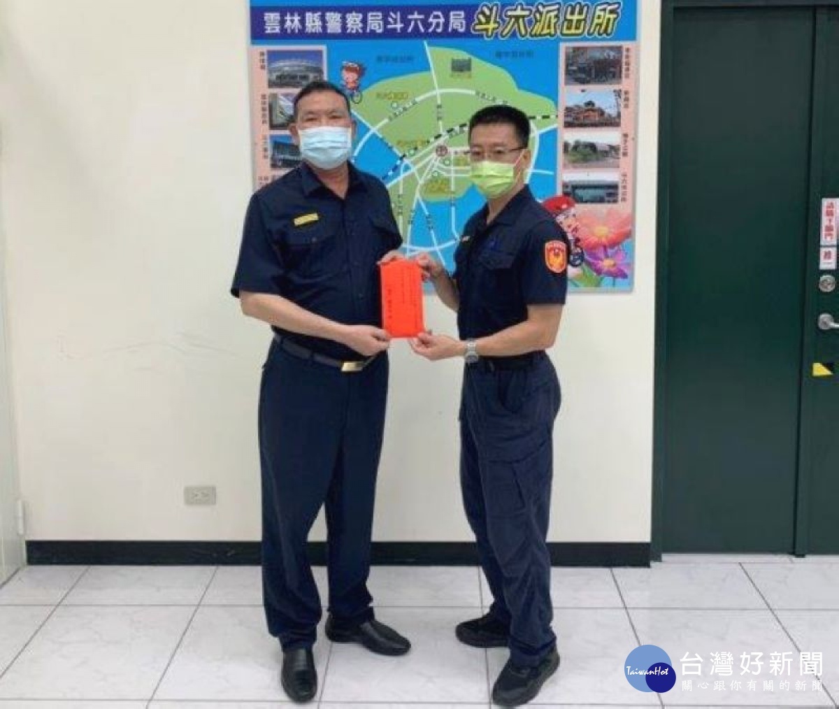斗六警分局查獲走私越南「感染非洲豬瘟」豬肉製品案件,警政署駐區督察及縣警局長代表陳家欽署長頒贈慰勉金,予以肯定與鼓勵。