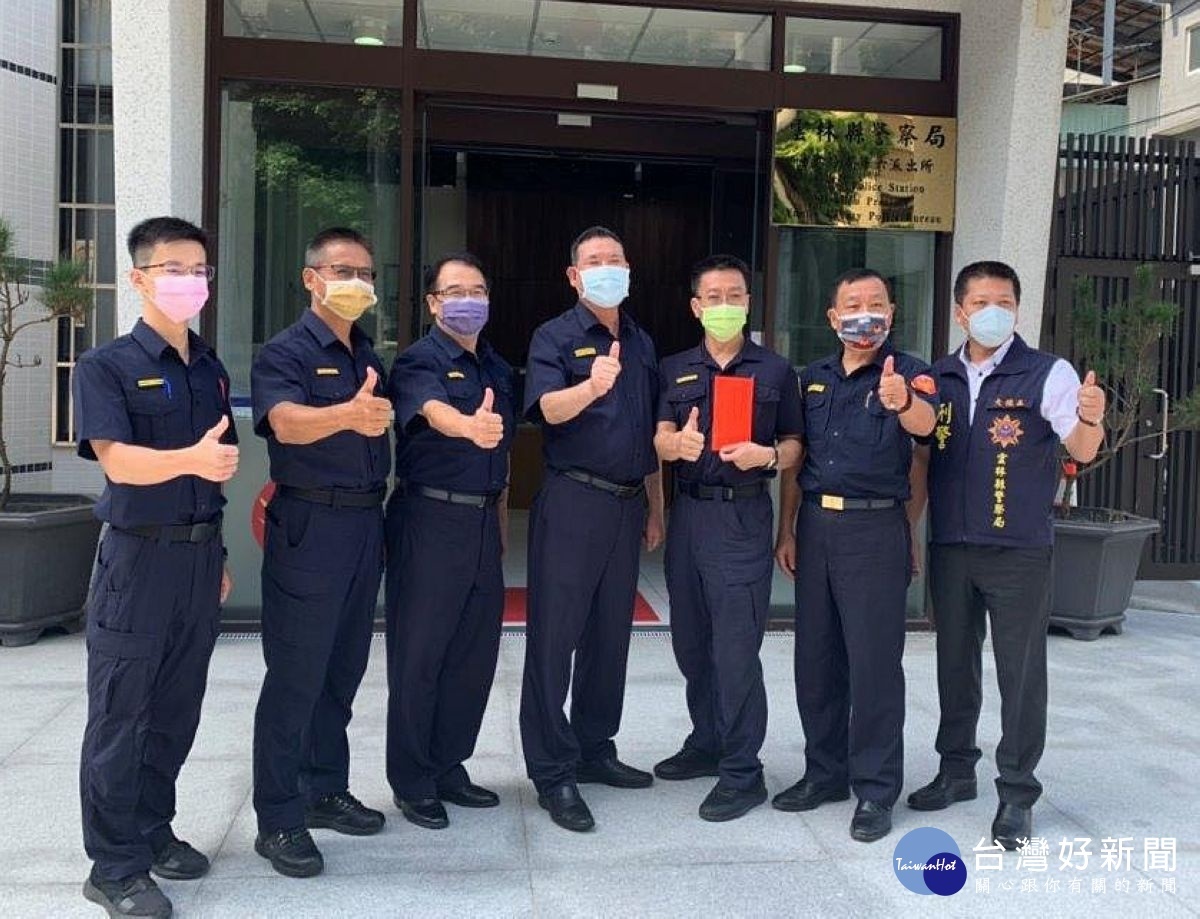 斗六警分局查獲走私越南「感染非洲豬瘟」豬肉製品案件,警政署駐區督察及縣警局長代表陳家欽署長頒贈慰勉金,予以肯定與鼓勵。