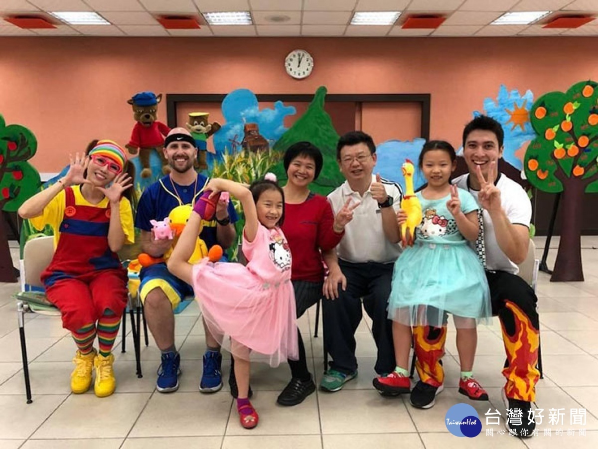 吳雪華女士帶著兩個女兒從小跟外國人互動,讓姊妹倆自然熟悉美語學習,猶如母語一般自信表達。