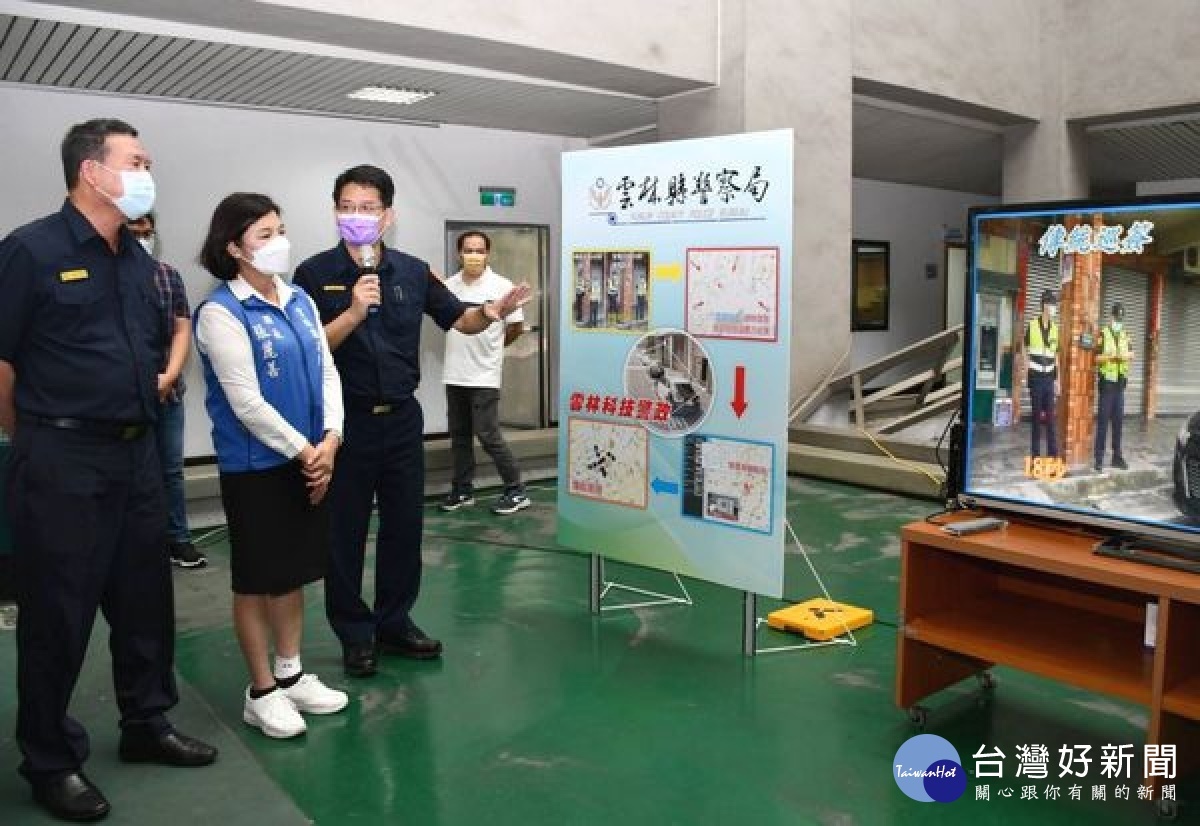 雲林縣警局「智慧巡簽系統」由縣長張麗善、警察局長朱宗泰等共同啟用,並頒發破獲重要案件及為民服務績優人員慰勉金,給予肯定鼓勵。