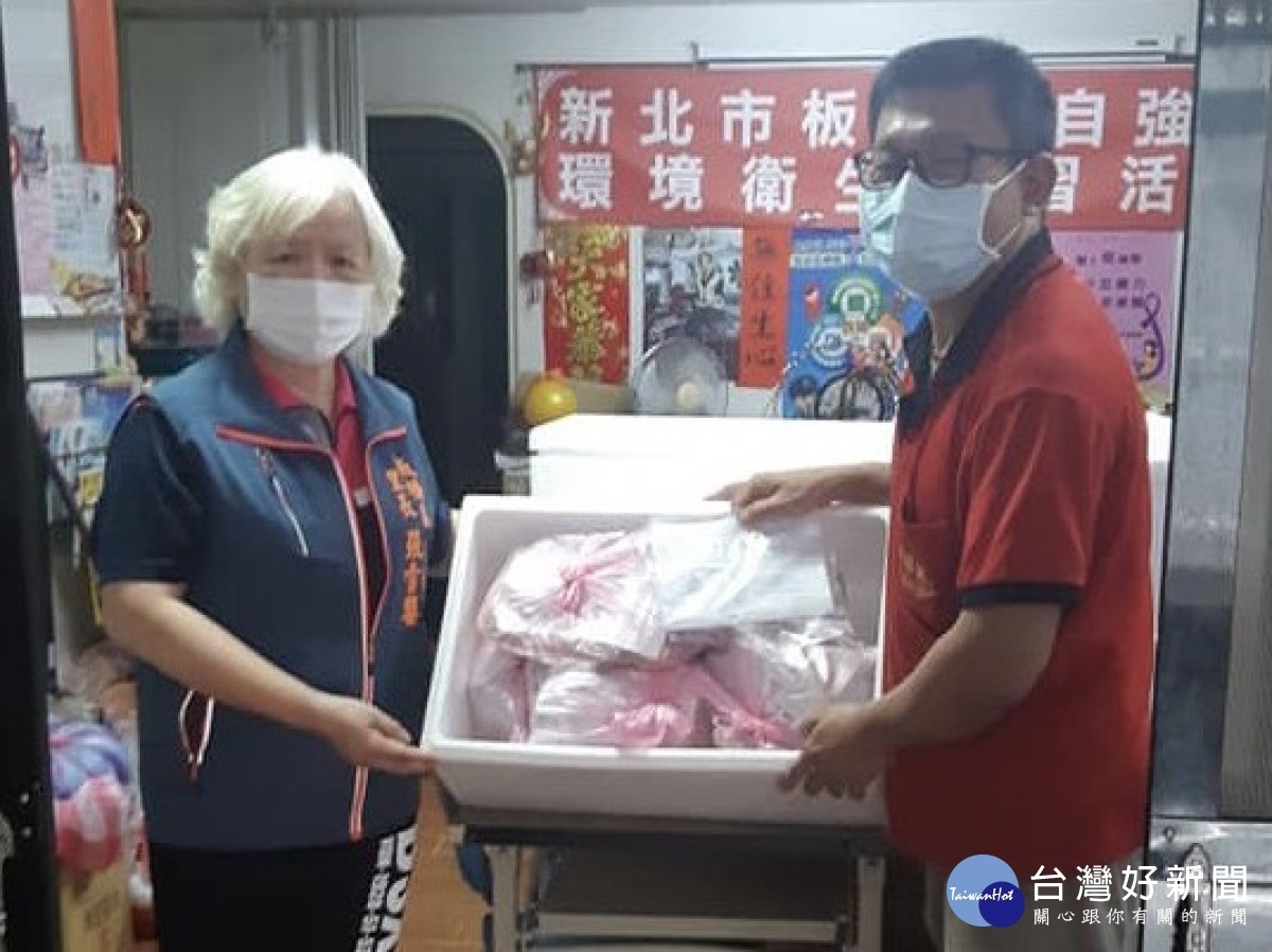 板橋區自強里長張雪嬰每週都會提供一箱急難救助餐點給里內弱勢學子