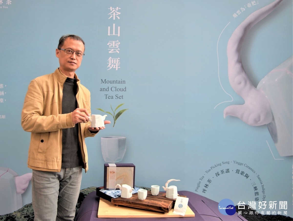 卓銘順設計《茶山雲舞茶具組》,選用清澈透明感的青瓷,於茶席間更襯清香茶湯之美