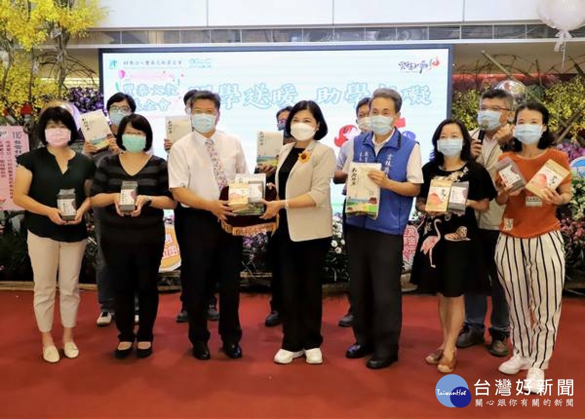 豐泰文教基金會守護雲林弱勢孩子,除捐贈清寒學生助學金還加碼家庭扶助金及營養補給品,縣長張麗善代表接受並致贈感謝狀。