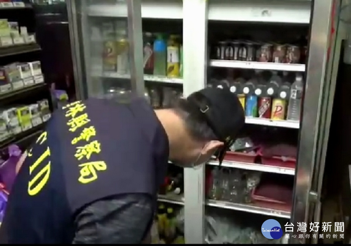 雲林檢警啟動查緝民生犯罪聯繫平台,持續追查非法走私肉品,25日在崙背鄉查扣來源及成分標示不明肉鬆,立即送防疫所檢驗。