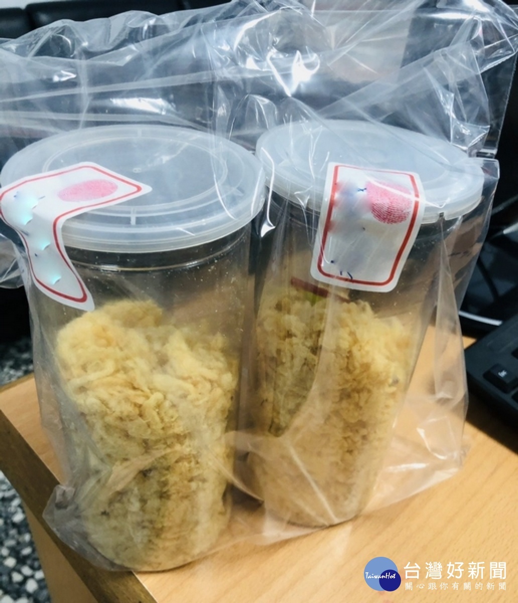 雲林檢警啟動查緝民生犯罪聯繫平台,持續追查非法走私肉品,25日在崙背鄉查扣來源及成分標示不明肉鬆,立即送防疫所檢驗。