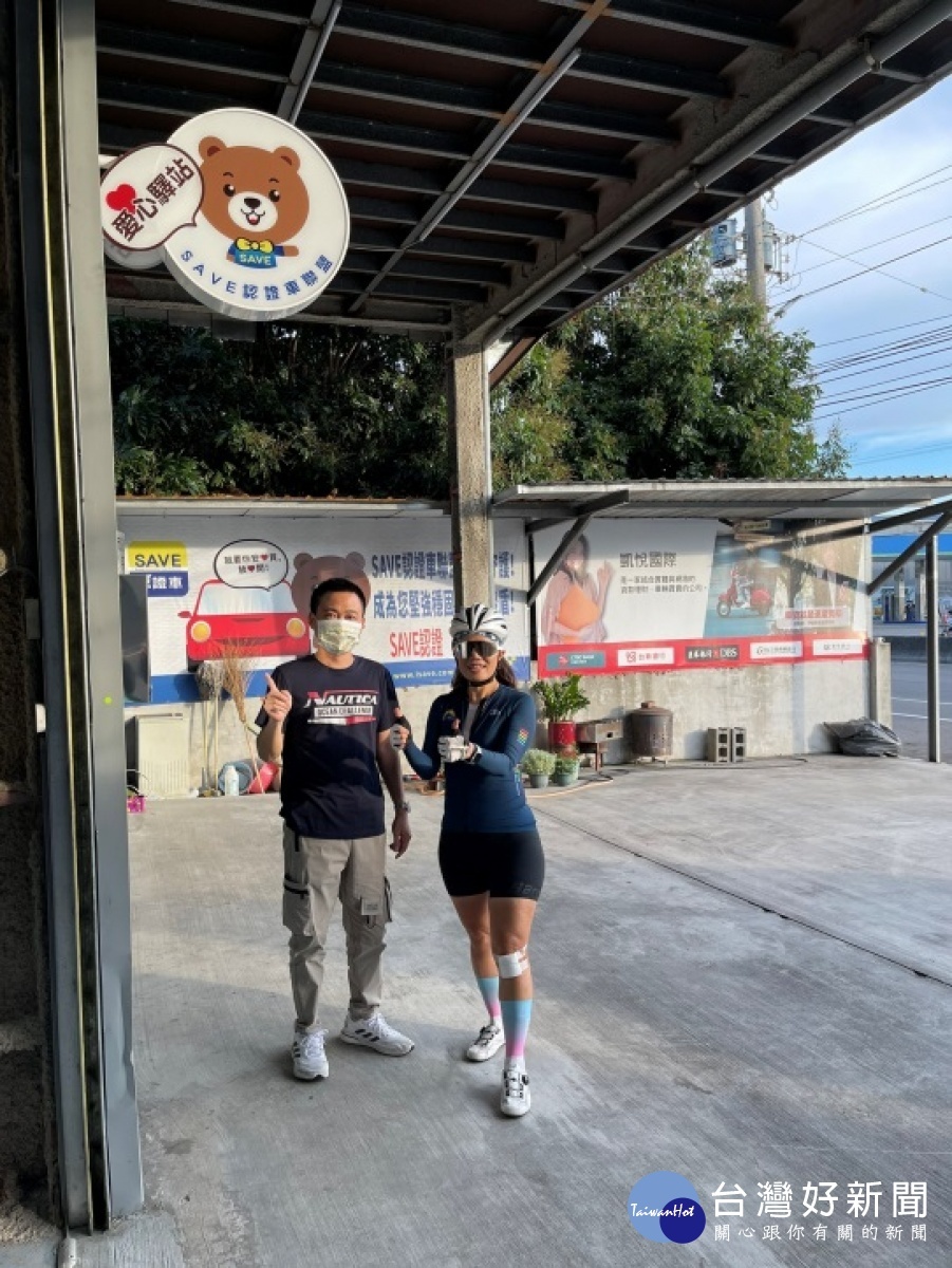 為表達感謝之意,受協助的民眾偕同愛心驛站店家凱悅國際老闆於店門合照,愛心驛站店家皆有專屬小圓招牌供辨識。