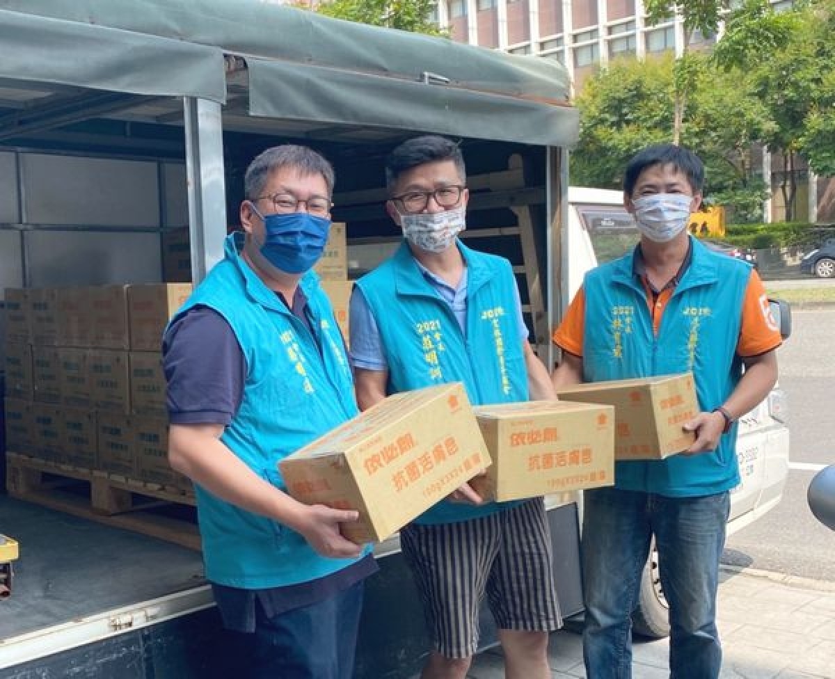 虎尾青商會長林胄君聯合雲林會長莊明訓、北港會長蔡明道、西螺會長許盈盈及台灣青商會總會長郭文彥，捐贈抗菌皂關懷華山基金會服務的弱勢長輩。