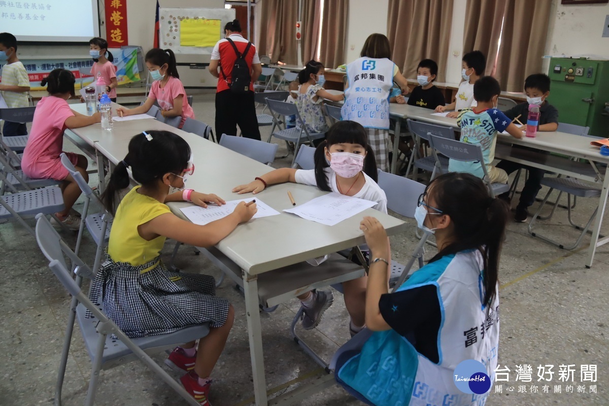 學童扮小小記者採訪習作。（記者扶小萍攝）