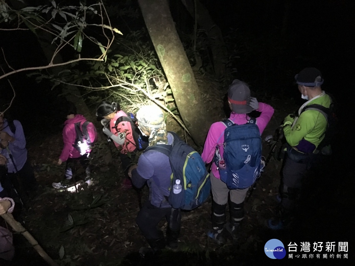 27人組成登山團前往赫威山不慎迷路,警消成功救援