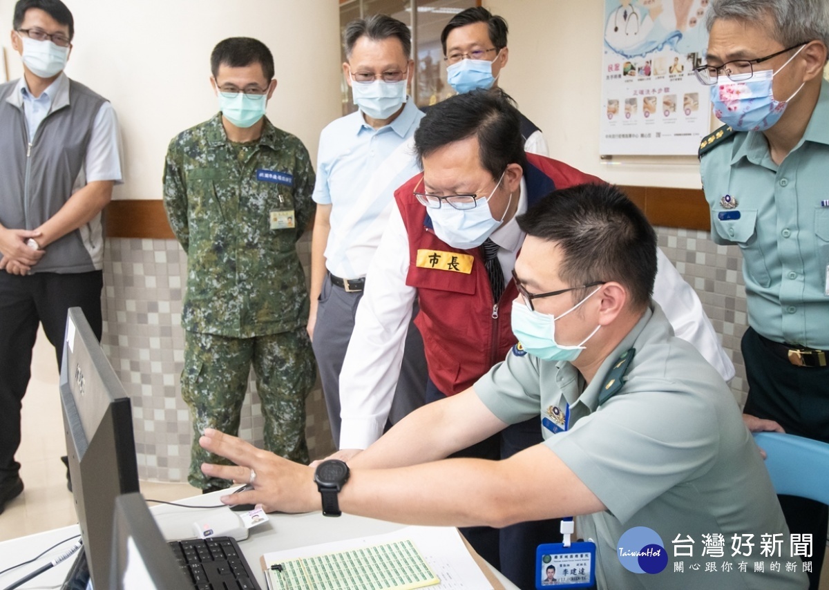 陸軍專科學校服務團隊向鄭市長說明接種站運作情形