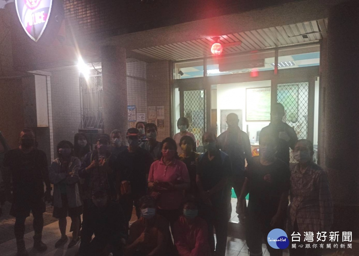 27人組成登山團前往赫威山不慎迷路,警消成功救援