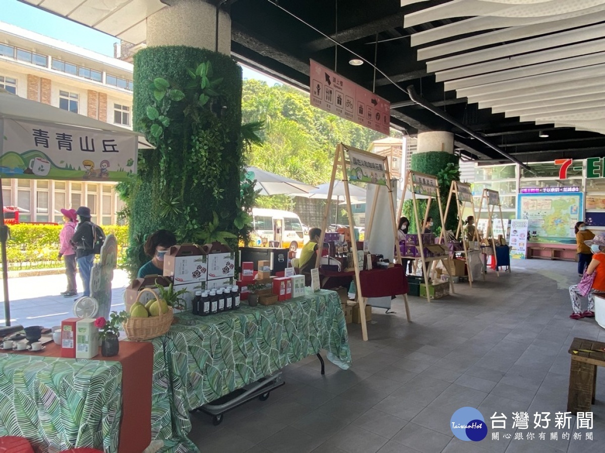 日月潭水社綜合商場8/28-29兩天舉辦農萊市集活動，現場有中部在地12家農民展售自家茶飲、咖啡等好物。(圖/記者賴淑禎攝)