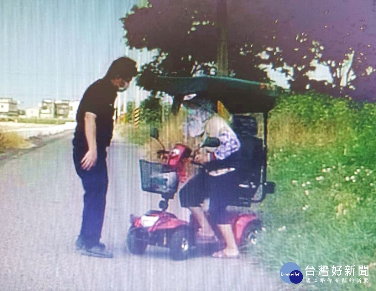 老婦人因路面濕滑,連人帶車翻倒於草叢無力脫困,幸好安南所警員林益全巡勤發現,及時協助救出老婦,避免憾事發生。