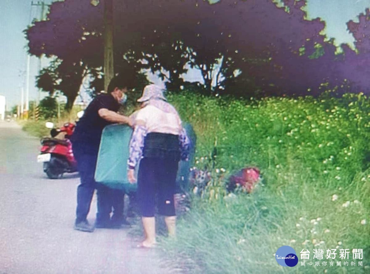 老婦人因路面濕滑，連人帶車翻倒於草叢無力脫困，幸好安南所警員林益全巡勤發現，及時協助救出老婦，避免憾事發生。