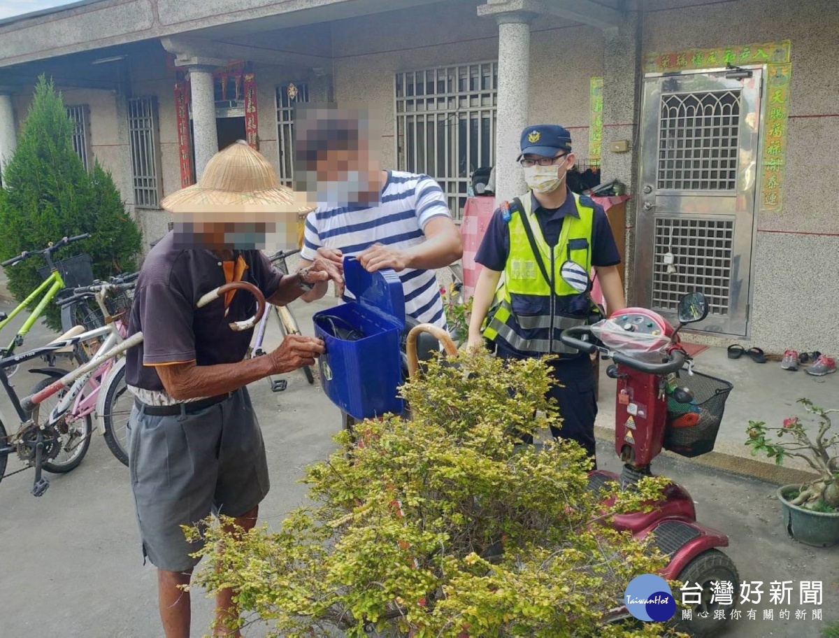 失智老翁騎乘電動車外出卻遭逢迷路又沒電,頭頂烈日牽車徘徊街頭,幸好客厝所巡警發現及時予以協助,護送老翁平安返家。