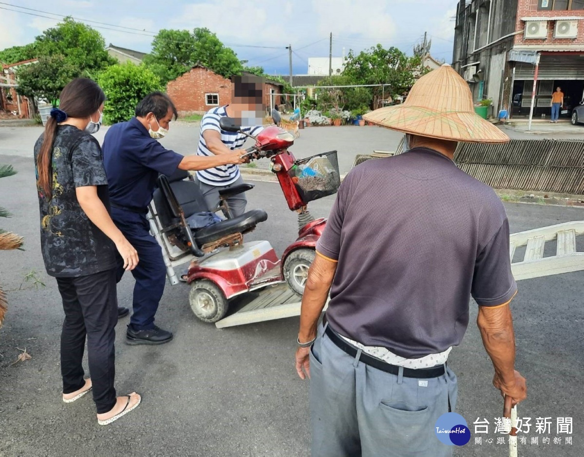 失智老翁騎乘電動車外出卻遭逢迷路又沒電,頭頂烈日牽車徘徊街頭,幸好客厝所巡警發現及時予以協助,護送老翁平安返家。