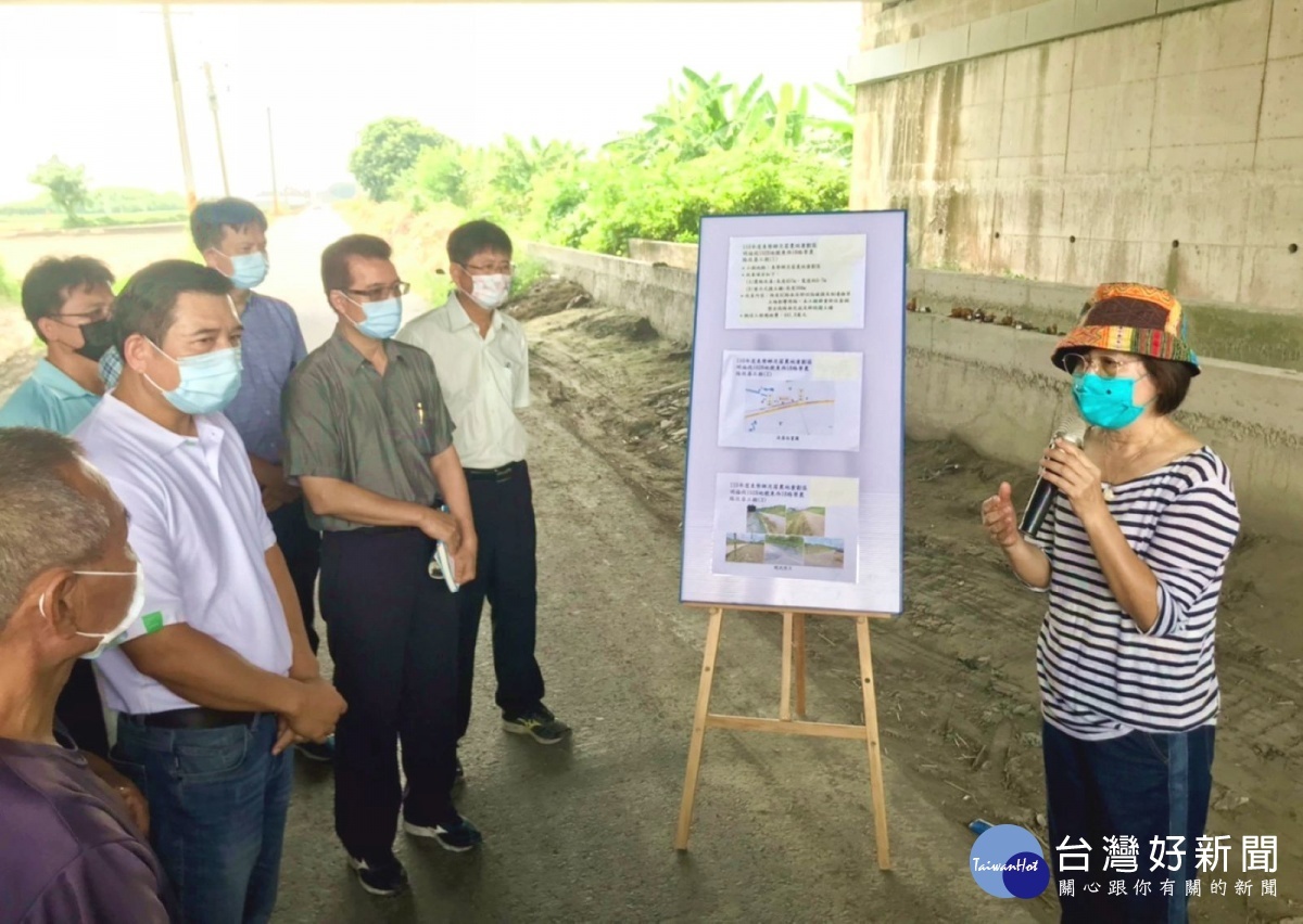 立委蘇治芬爭取行政院農委會經費補助雲林縣政府1564萬餘元改善農路,還給農民一條安全回家的道路。