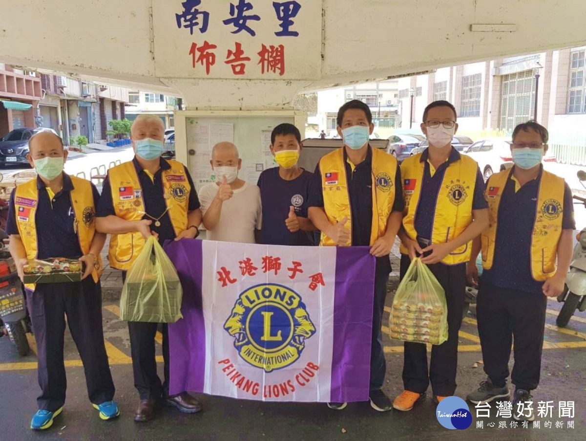 北港獅子會會長魏添圻號召歷屆會長及獅友們送上愛心饗食,予社區內的弱勢關懷戶,為弱勢朋友們加油打氣,陪伴挺過疫情難關。