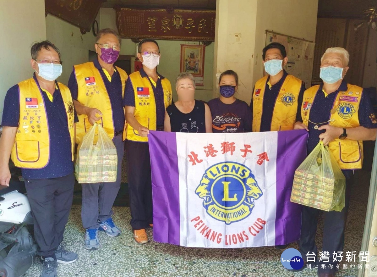 北港獅子會會長魏添圻號召歷屆會長及獅友們送上愛心饗食,予社區內的弱勢關懷戶,為弱勢朋友們加油打氣,陪伴挺過疫情難關。