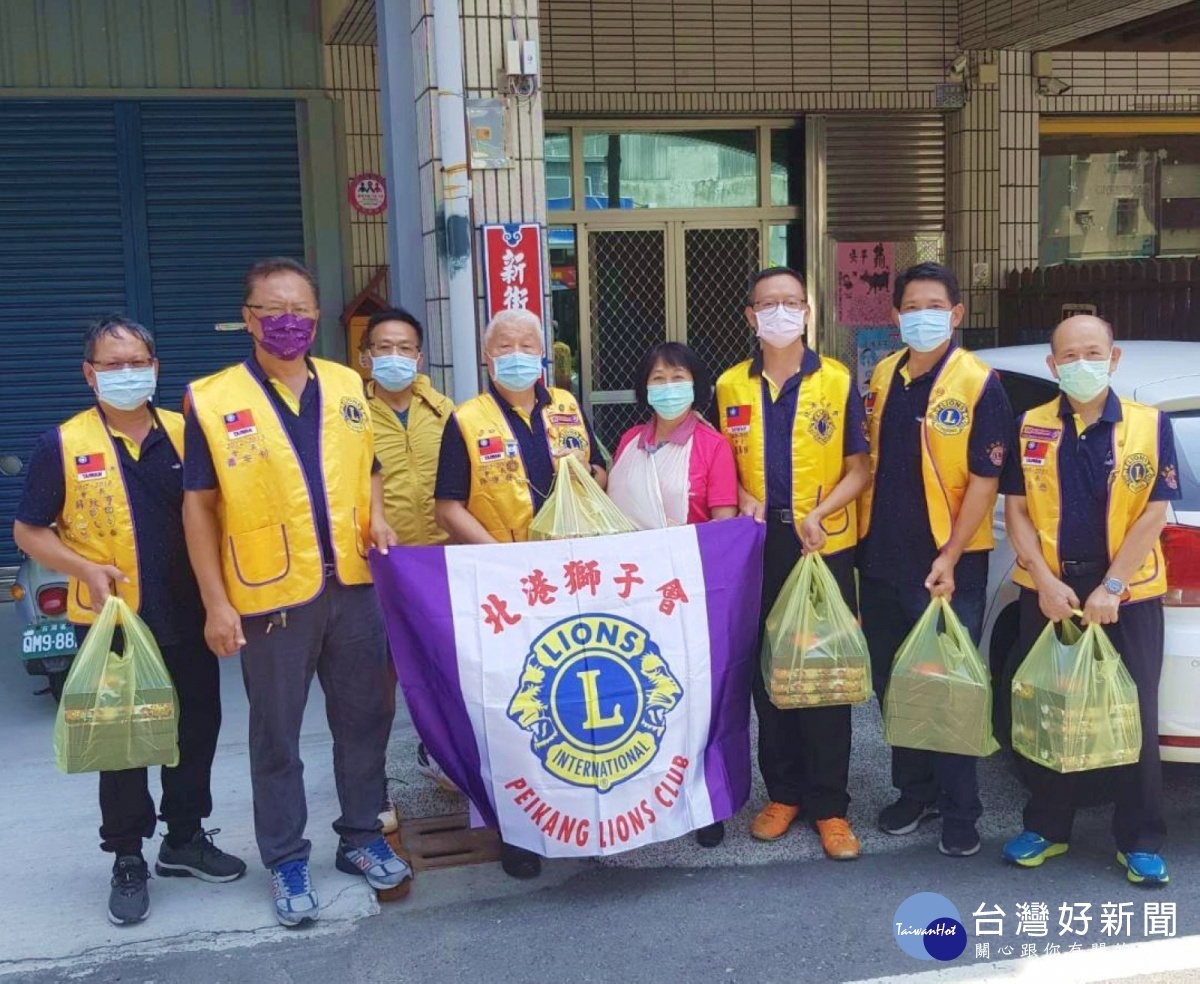 北港獅子會會長魏添圻號召歷屆會長及獅友們送上愛心饗食,予社區內的弱勢關懷戶,為弱勢朋友們加油打氣,陪伴挺過疫情難關。