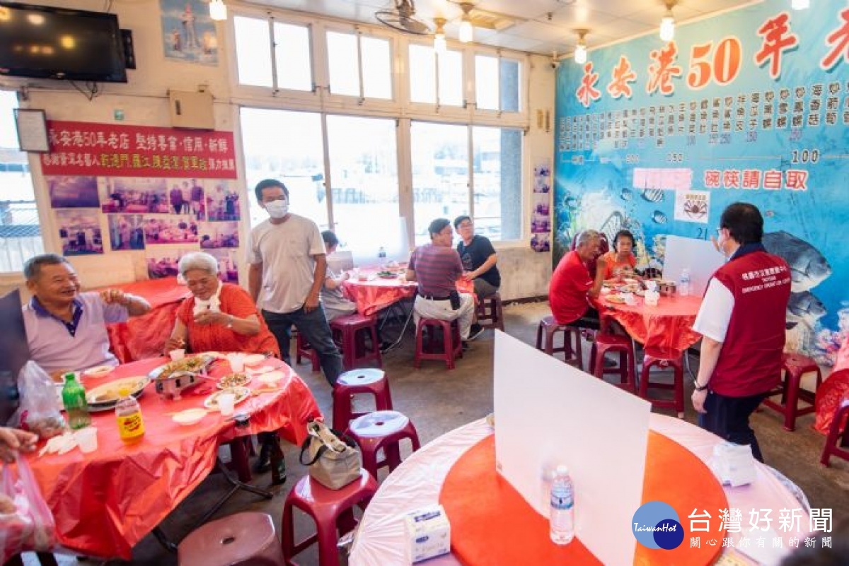 餐廳有條件開放內用,同住親友可共桌、共餐,但仍需保持安全距離,避免過度壅擠