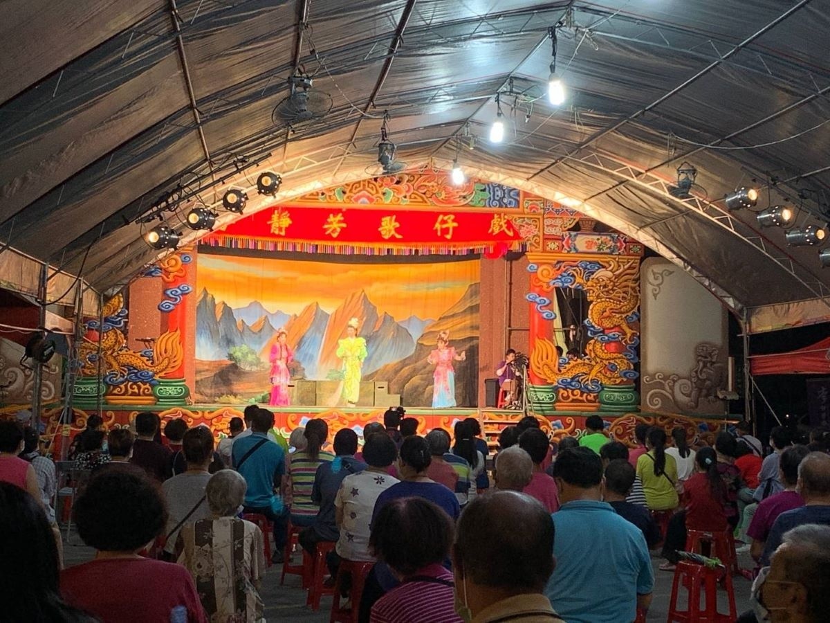 看戲人潮。