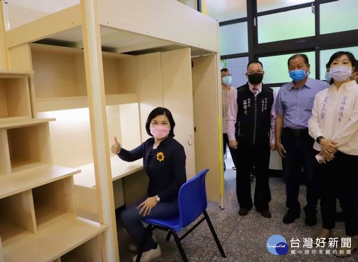 雲林縣政府全台首創利用閒置教室成立溫馨家園,提供孩子住宿空間、三餐飲食,還有專人課後輔導、24小時陪伴,為成長及學習奠定良好基礎。