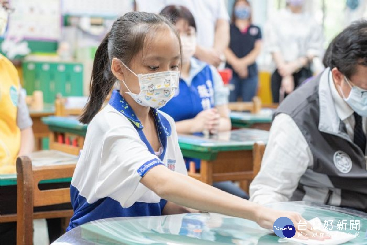 大竹國小學生示範用餐隔板消毒