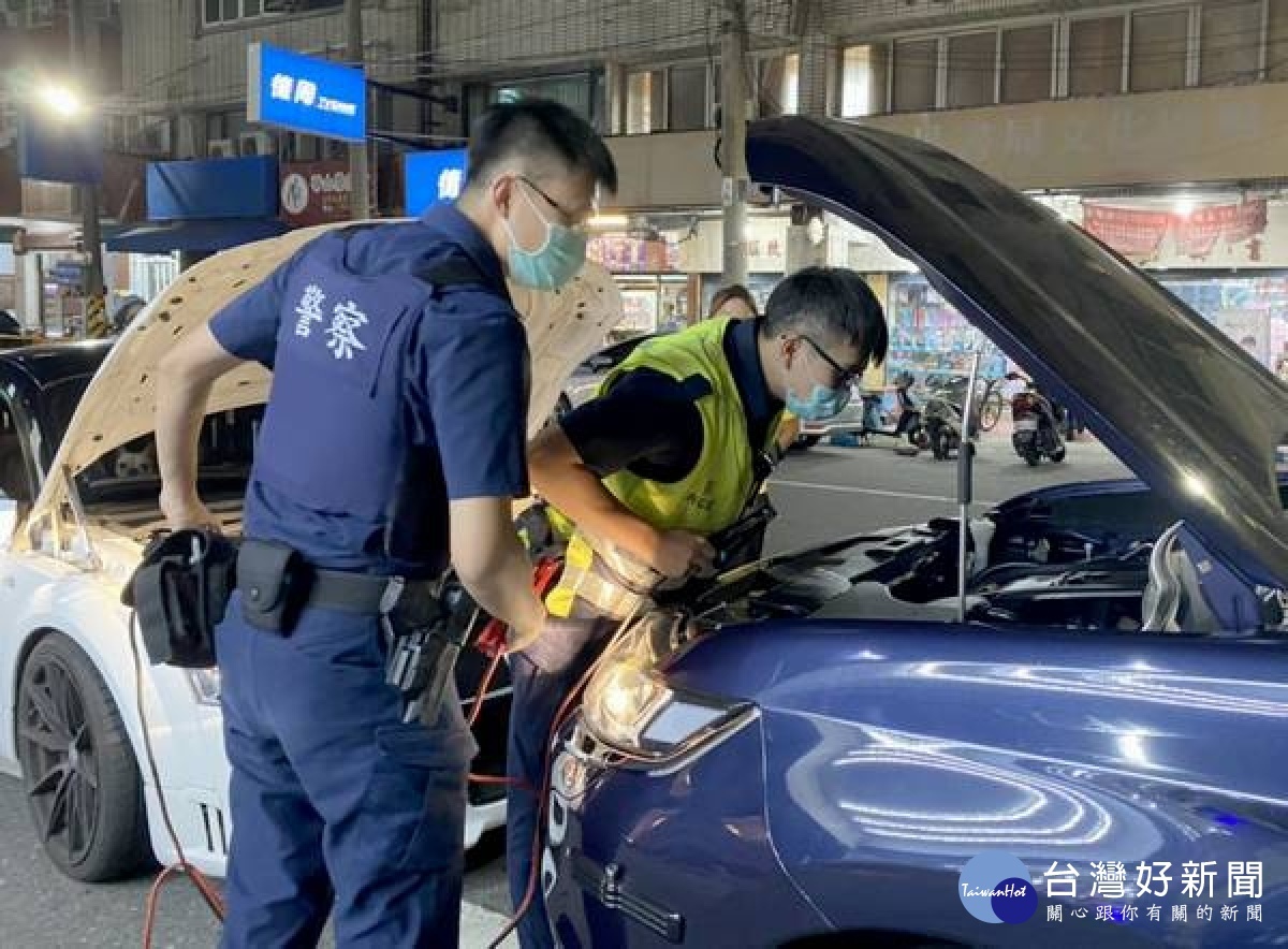 女駕駛停等紅燈時車輛突然拋錨熄火且無法再發動,著急萬分,所幸北港所警員立即協助移車確保安全,並聯絡維修業者讓她順利返家。