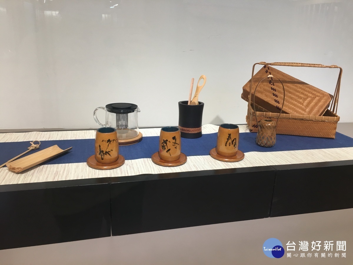 茶具組由桂竹等編製製品茶更具品味。（記者扶小萍攝）