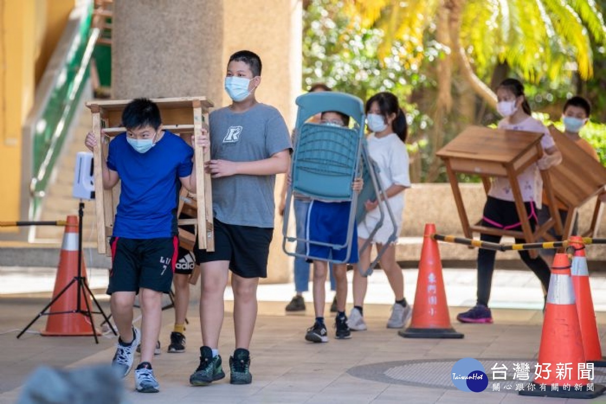 東門國小學生協助學校維護環境整潔及防疫整備工作