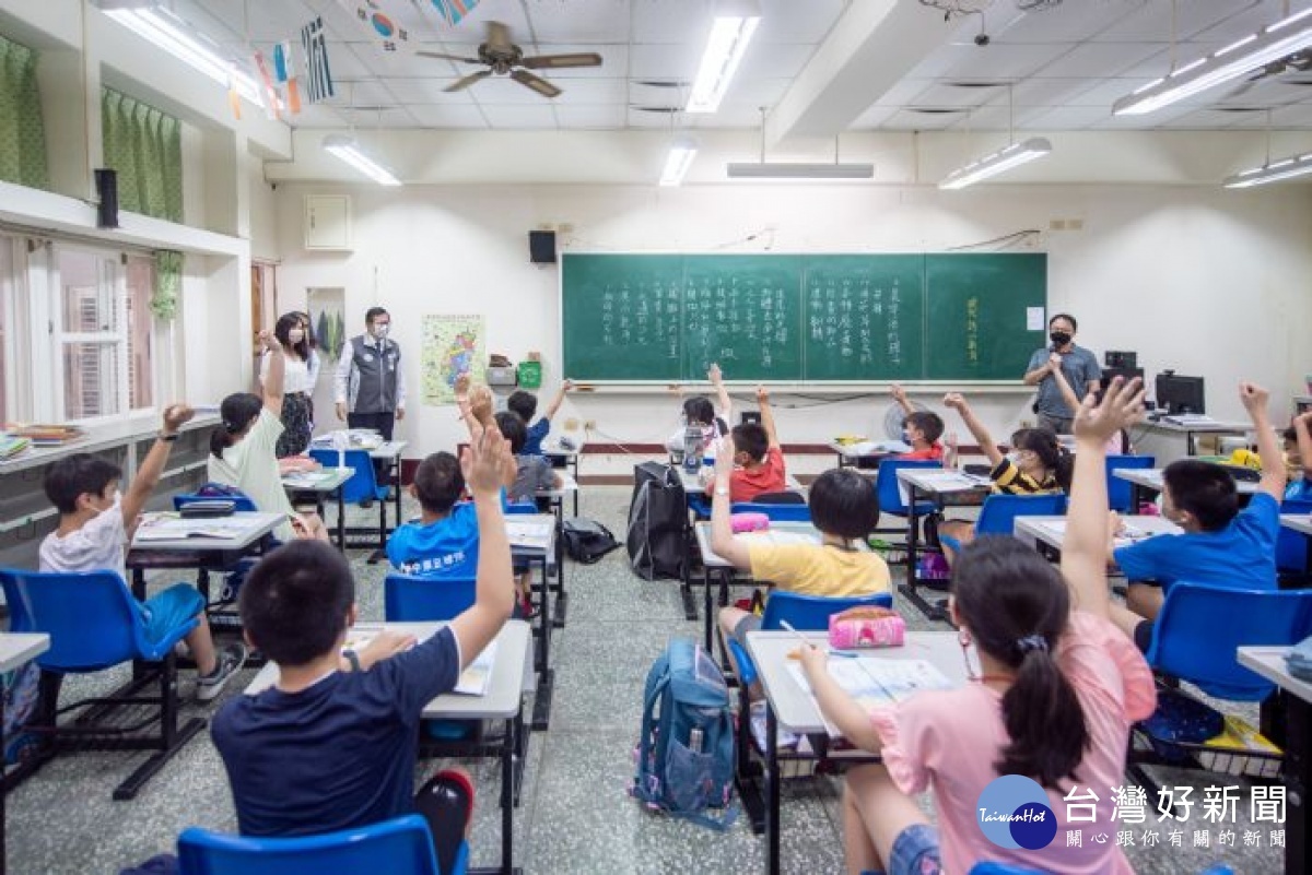 開學首日,市長到教室關心學生上課情形