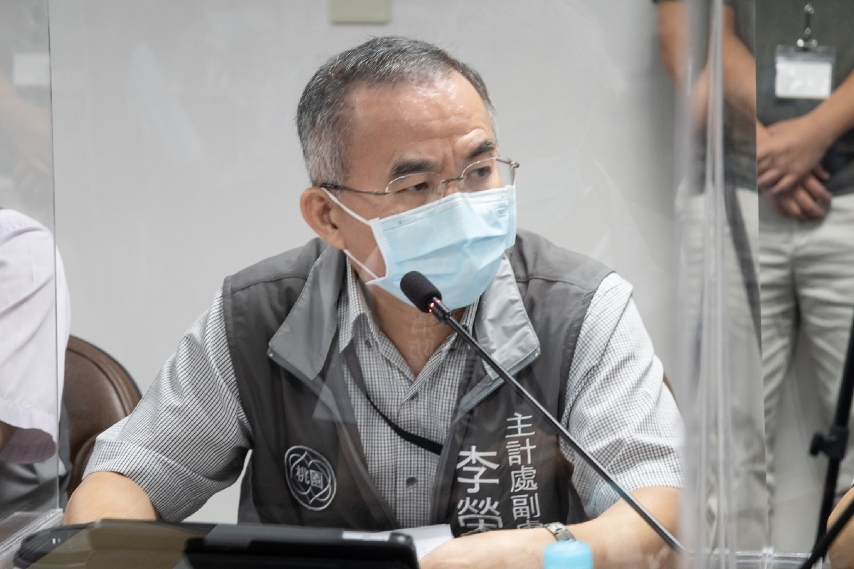桃園市政府主計處副處長李榮吉說明桃園市政府111年度總預算案。