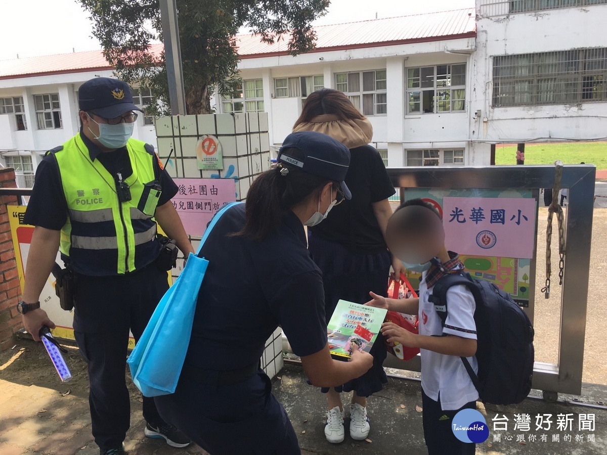 女警姊姊發送文宣提醒學童要有交通安全的觀念。(中興分局提供)