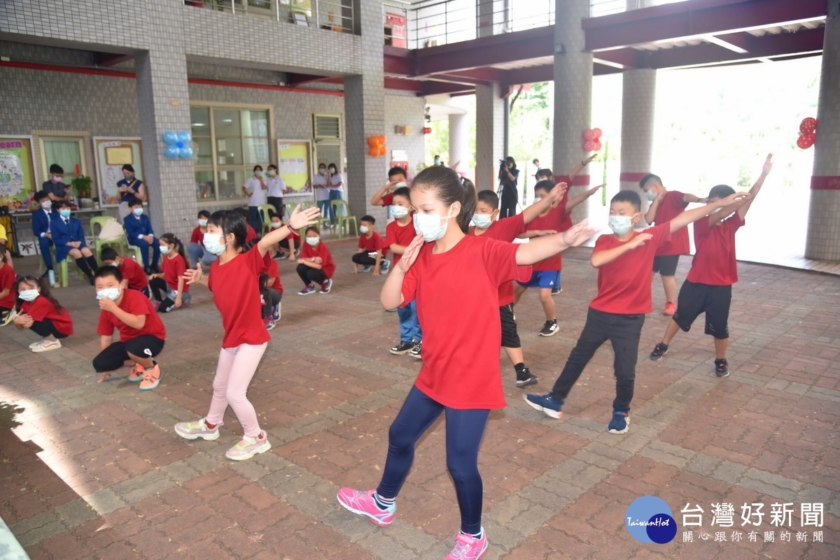 長福實驗小學學生表演活動拉開序幕。