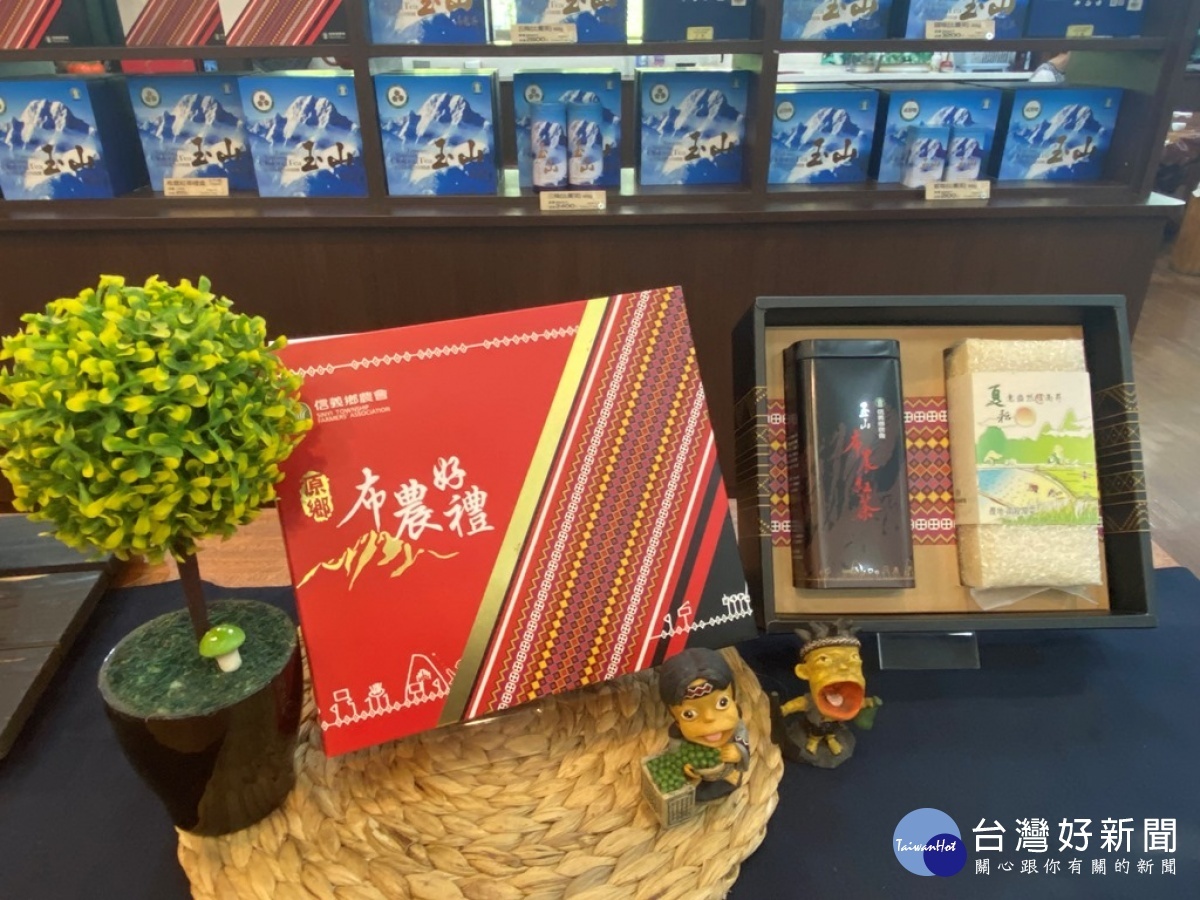農會產品合作,梅子夢工場以高山紅玉紅茶搭配其他農會推出的越光米組成布農好裡的茶米禮盒(圖/記者賴淑禎攝)