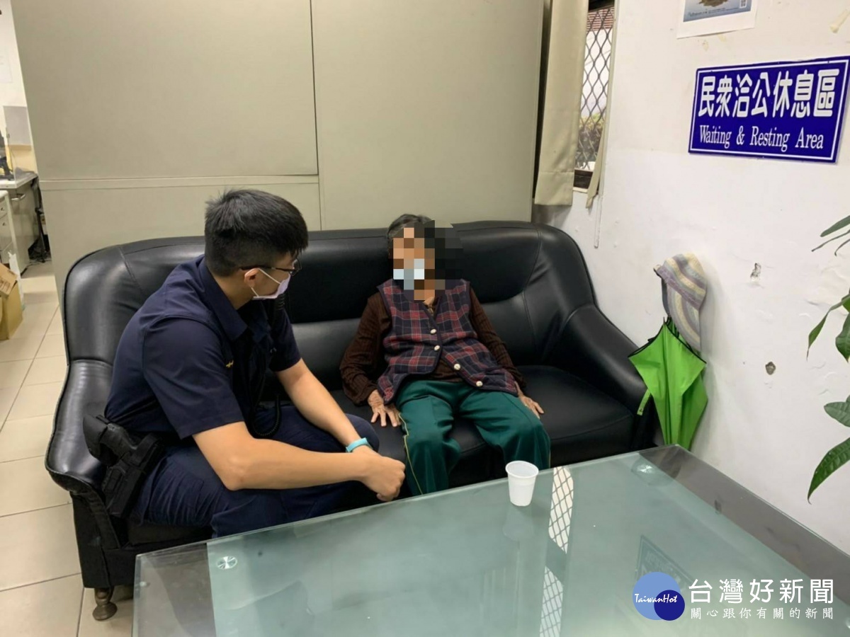 九旬失智老婦外出散步迷途,警方熱心協助返家