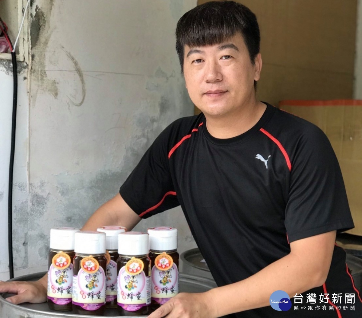 「蜂樺蜂蜜專賣店」青農店長陳冠樺說,新北優質蜂蜜不只可以喝,店內也推出「蜂蜜馬賽皂」