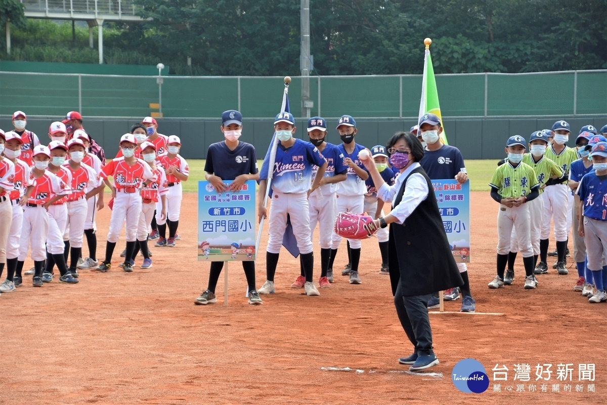 八卦山棒球場修繕工程啟用典禮，縣長王惠美為第13屆卦山盃全國少棒青少棒錦標賽開球。