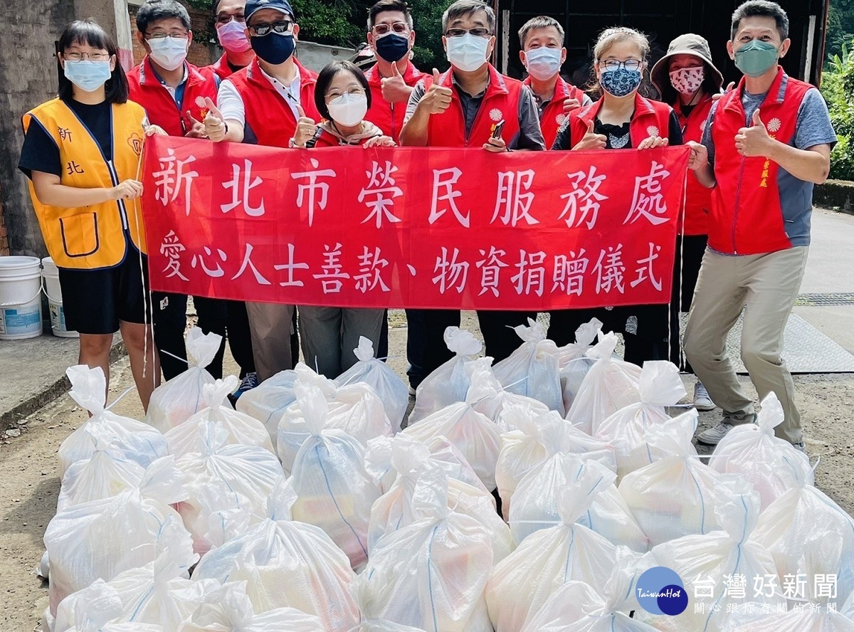 新北市榮民服務處副處長李毓錫(中)率服務處同仁接受淡水行天武聖宮捐贈澎派物資