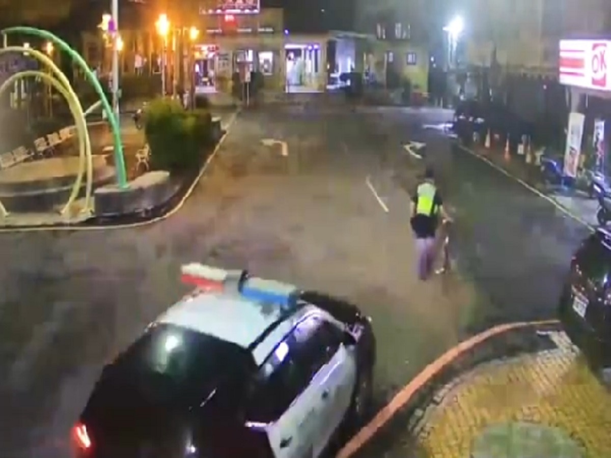 學生離家卻逢單車故障方求援 暖警修車兼開導助少年返家