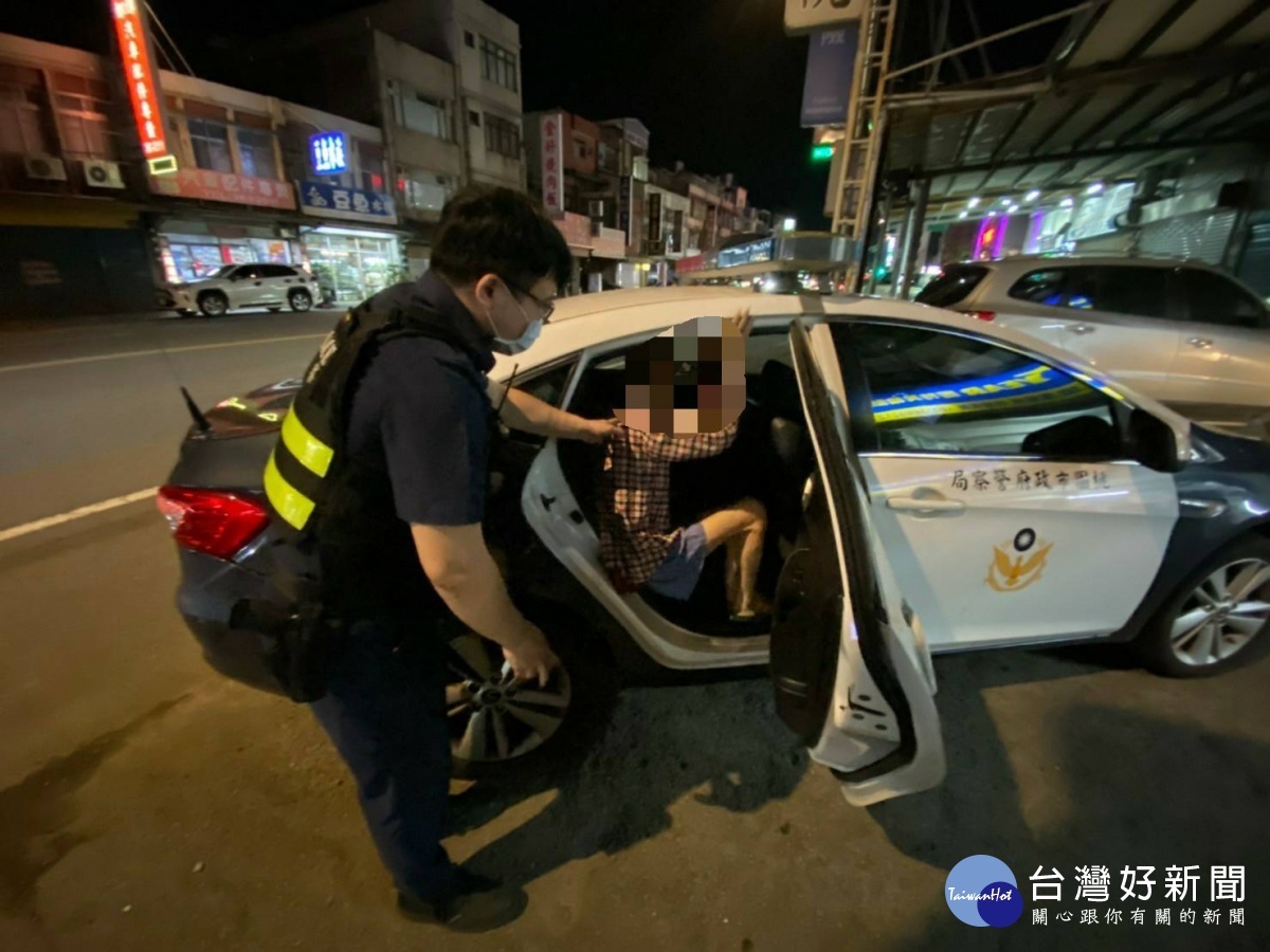 八旬失智翁外出散步迷途,警眼尖認出助返家