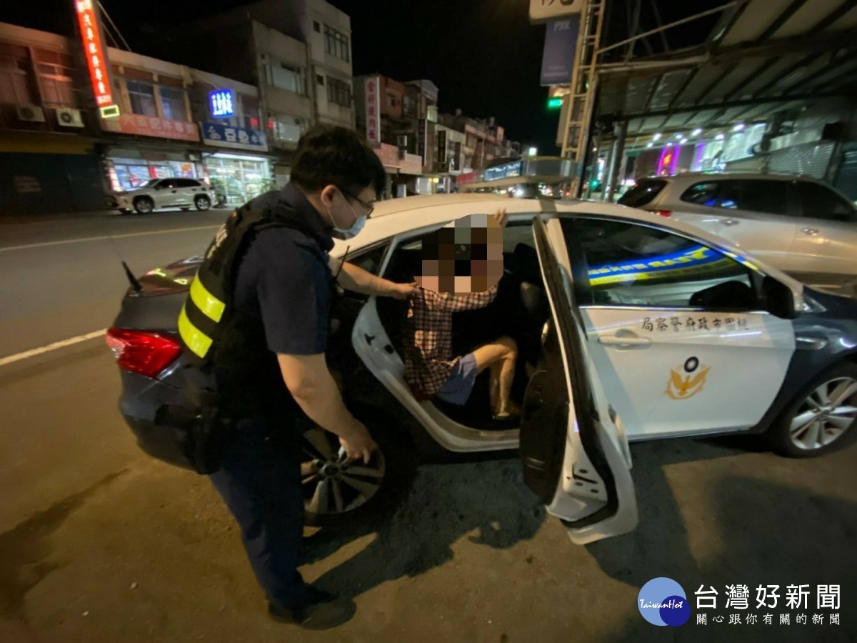 八旬失智翁外出散步迷途，警眼尖認出助返家