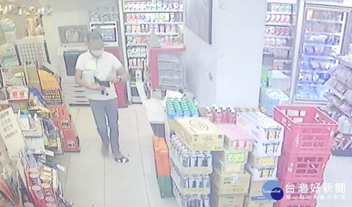 超商店員拾獲現金,龍潭熱警鍥而不捨循監視器找失主