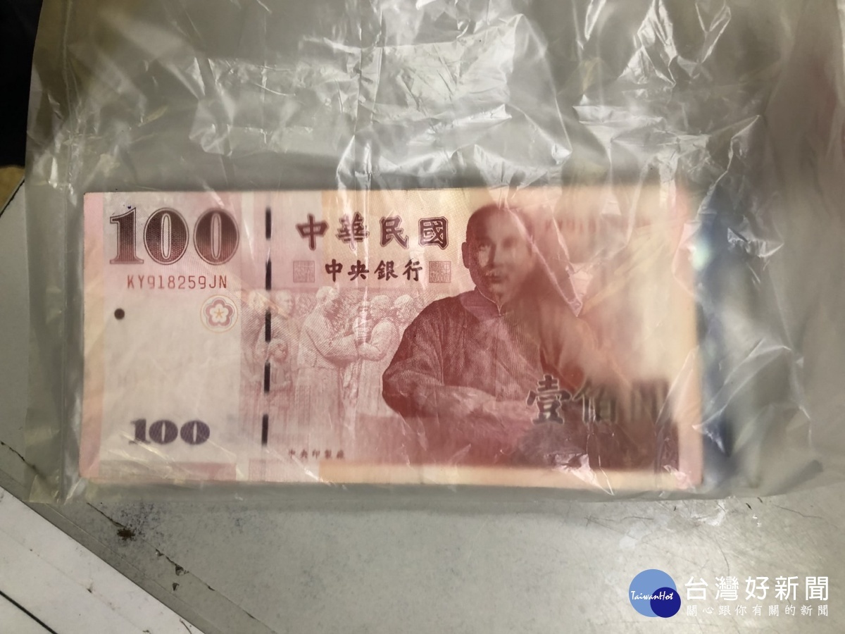超商店員拾獲現金,龍潭熱警鍥而不捨循監視器找失主
