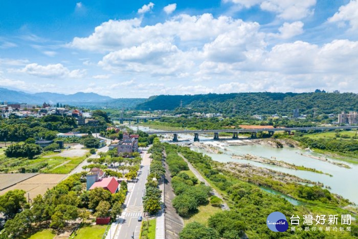 「月眉休閒農業區遊客服務中心」位於大漢溪右岸公有土地，以貨櫃屋形式打造