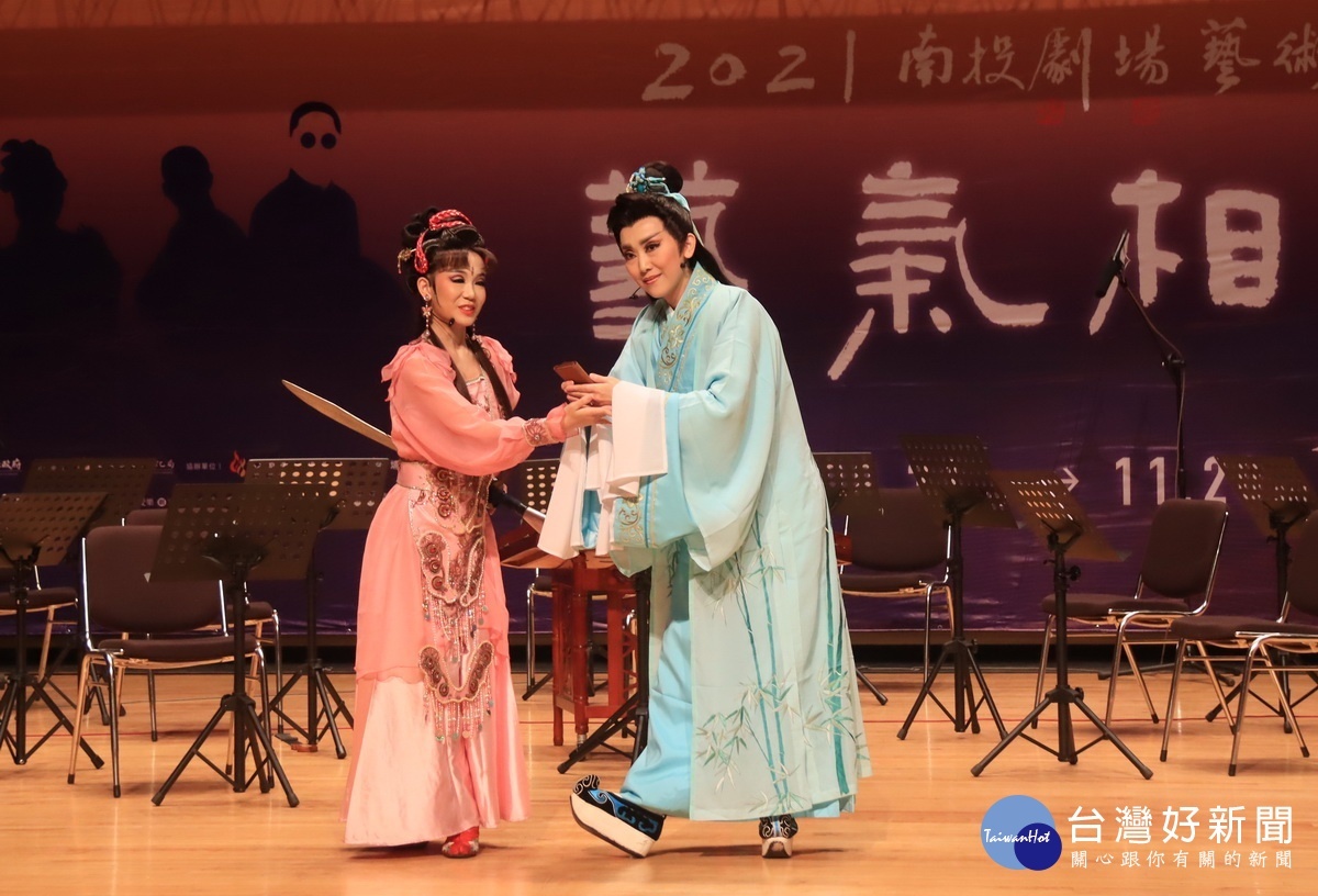 李靜芳歌仔戲團開場表演。(記者扶小萍攝)